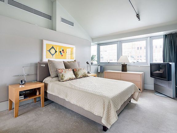 5th image of 300 W 14th St #Penthouse 502