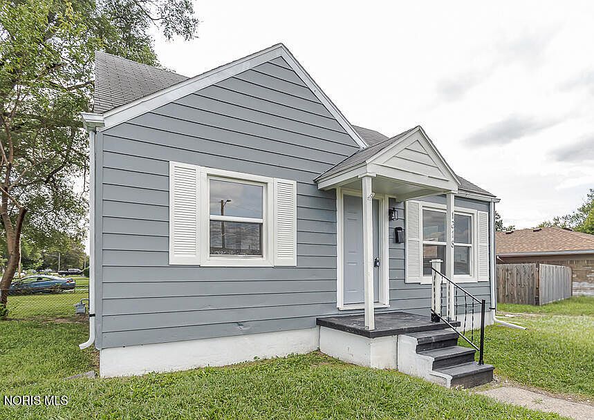 1st image of 1318 E Manhattan Blvd
