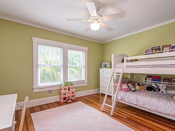 4th image of 546 14th Ave NE