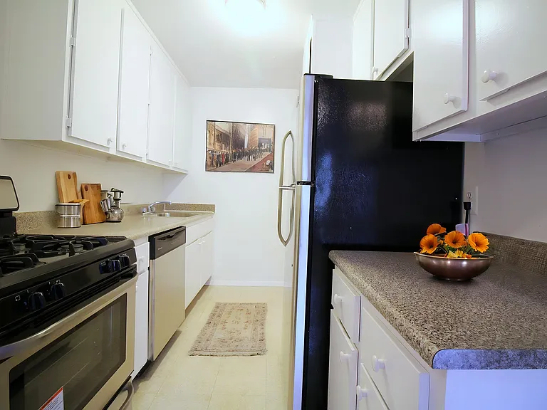 401 2nd Ave #8B — Photo 4