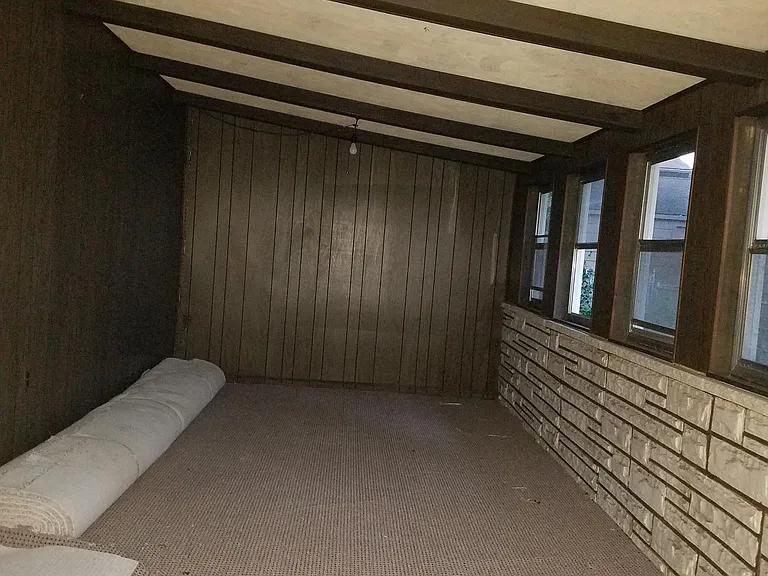 411 Kingsbury Ave — Photo 3