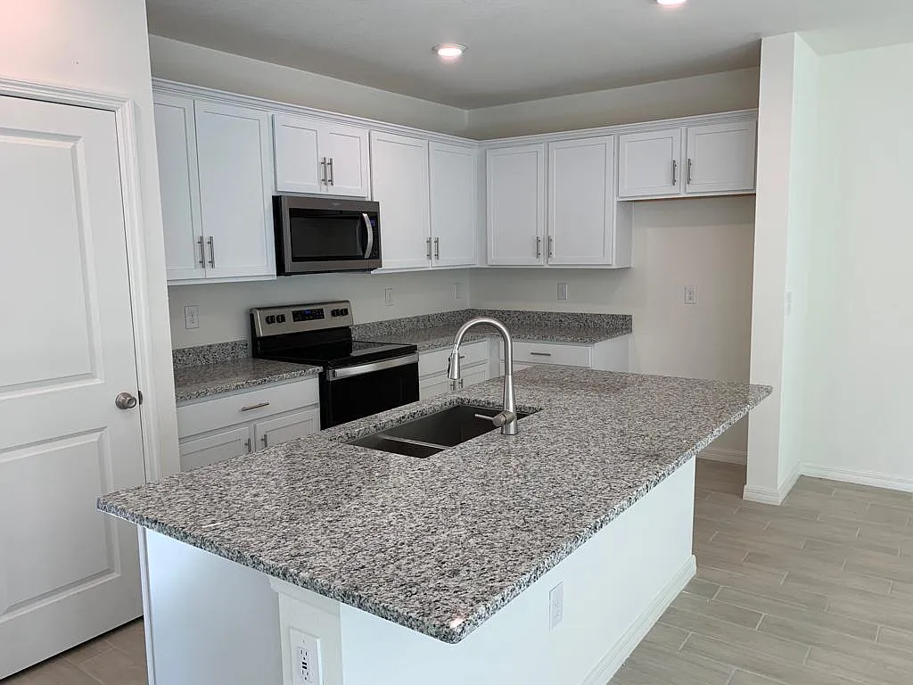 3 bed, 2.5 bath, 1685 sqft, $2,345 — Photo 4