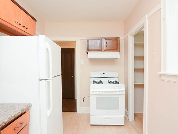 2nd image of 6326 N Artesian Ave Unit 2R