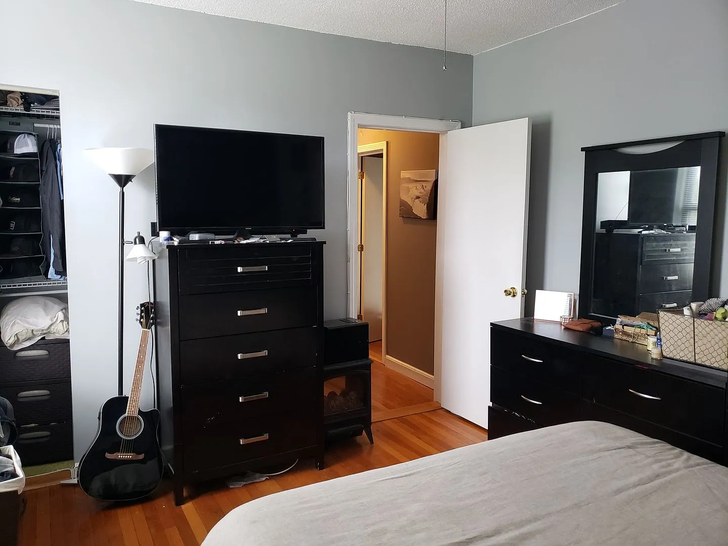 Nicely updated 2 bed with a parking spot included! — Photo 4