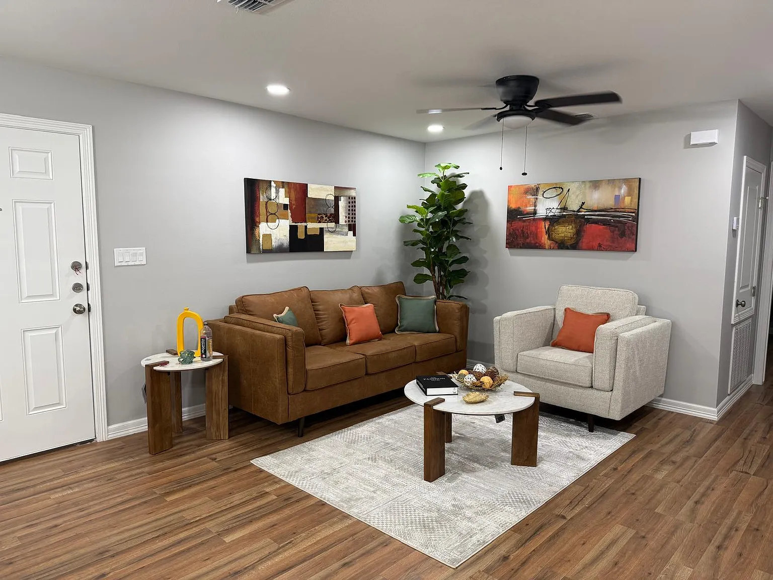E&J Apartments - E20 — Photo 3