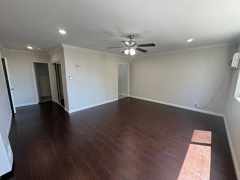 1185 N Kenmore Ave #8 — Photo 3