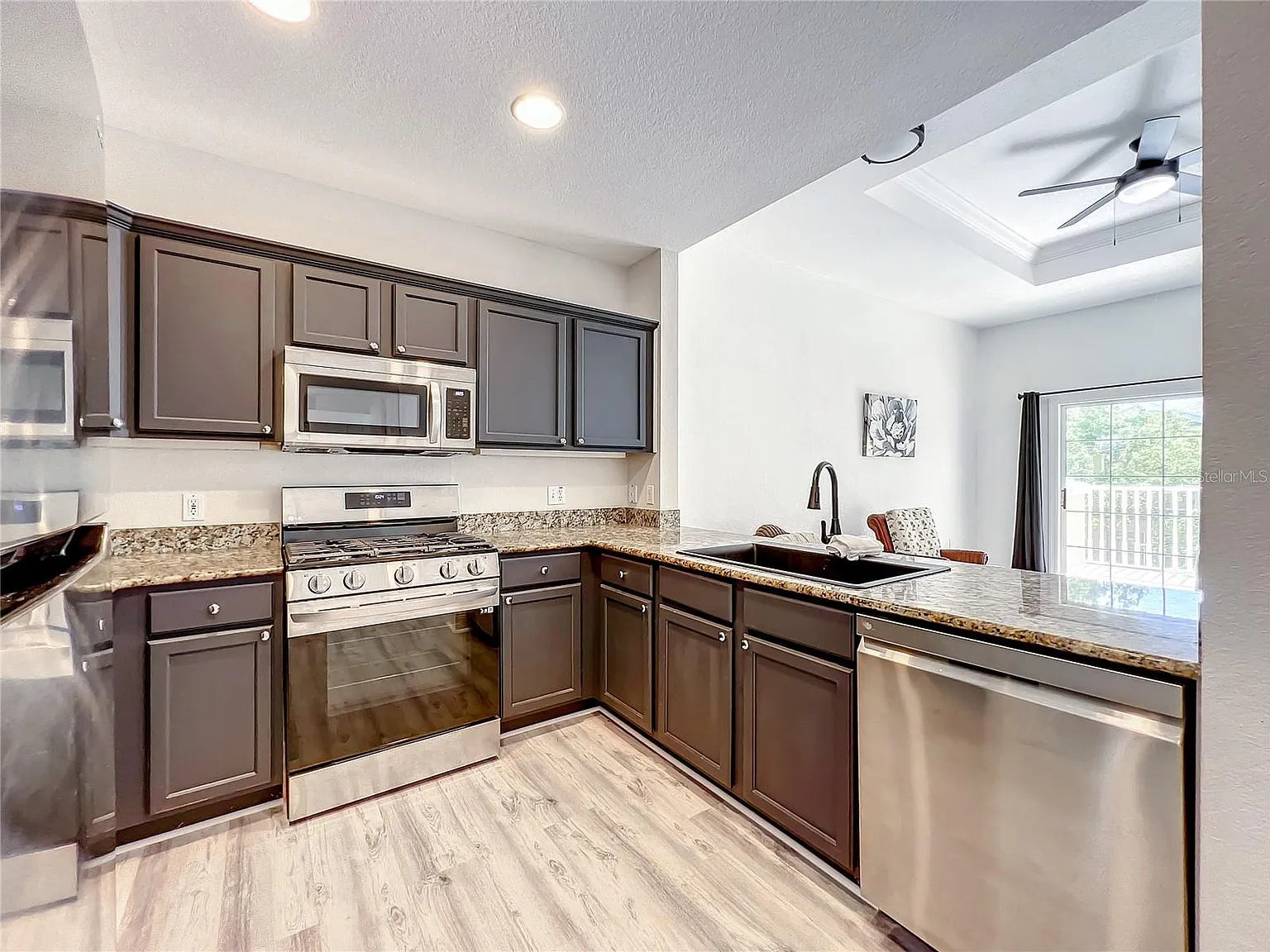 3 bed, 3.0 bath, 2124 sqft, $2,350 — Photo 2