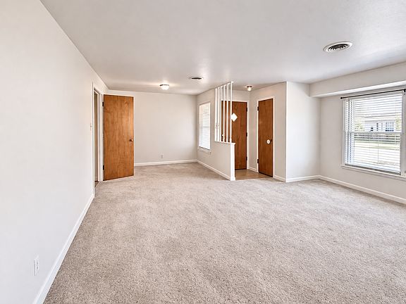 5th image of 809 Crescent St