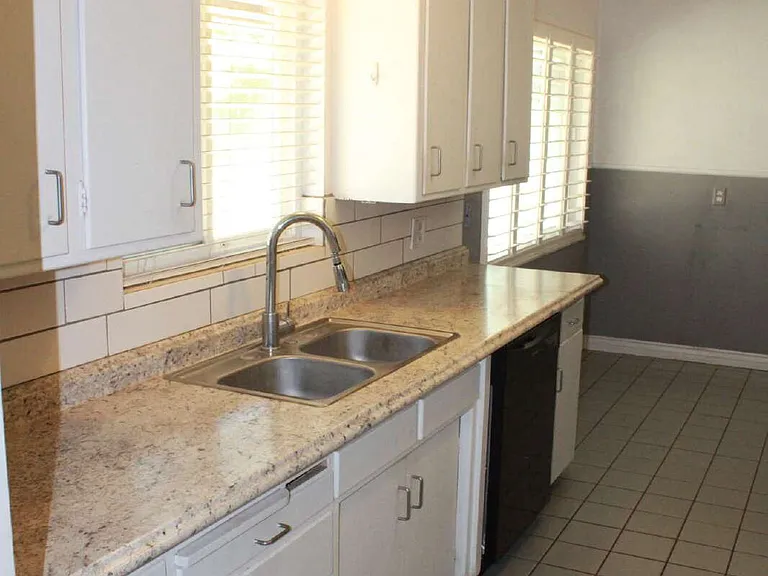 5677 N Millbrook Ave — Photo 10