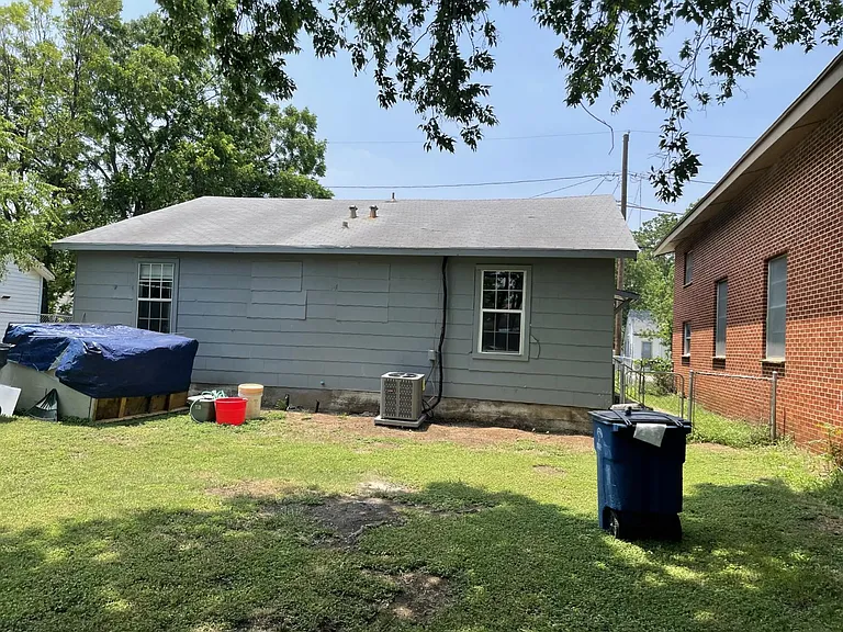 136 N Bond Ave — Photo 2
