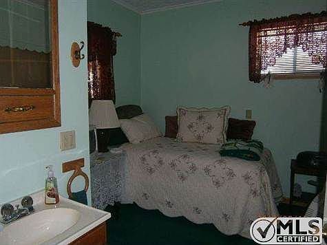 4th image of 389 W Crescent St