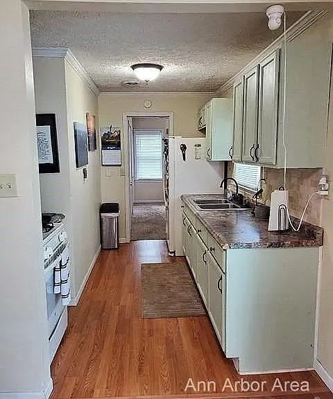 611 S Occidental Rd — Photo 2