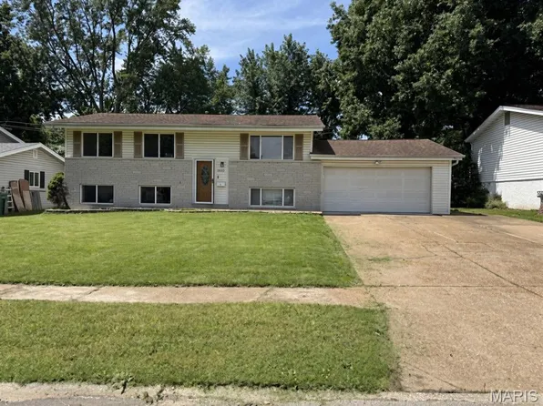 1860 Bobbinray Ave, Florissant, MO 63031