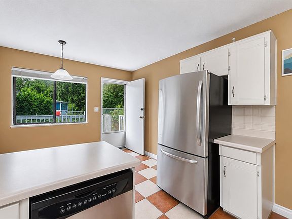 3rd image of 976 Hosmer Ct