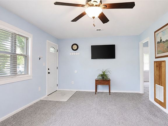 5th image of 14 Seneca Manor Dr