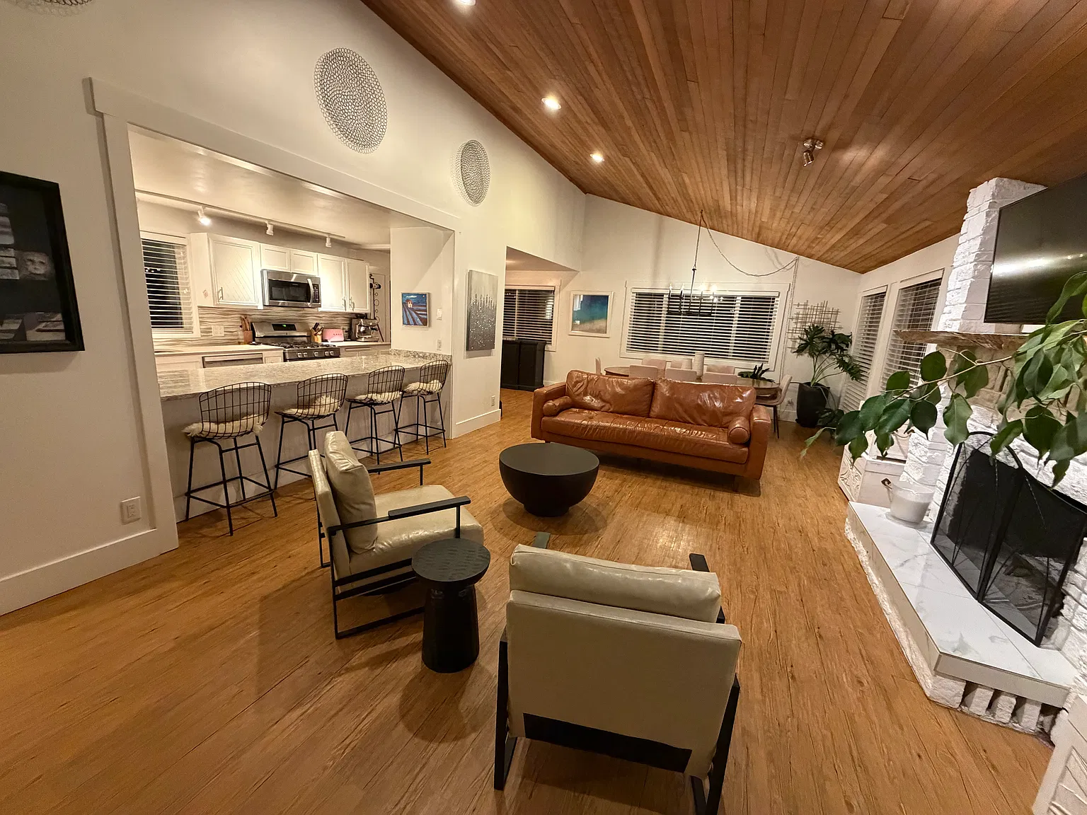 4 bed, 2137 sqft, $3,900 — Photo 2