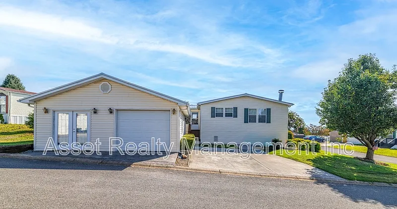 3 bed, 3.0 bath, 2324 sqft, $2,695 — Photo 2