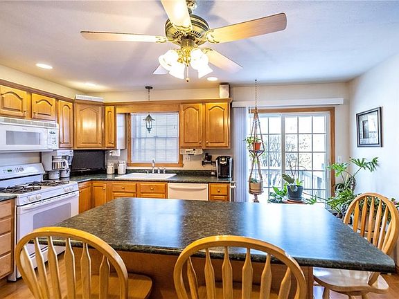 3rd image of 1020 Belleview Dr