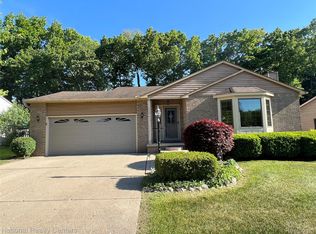 992 Alpine Dr, Brighton, MI 48116