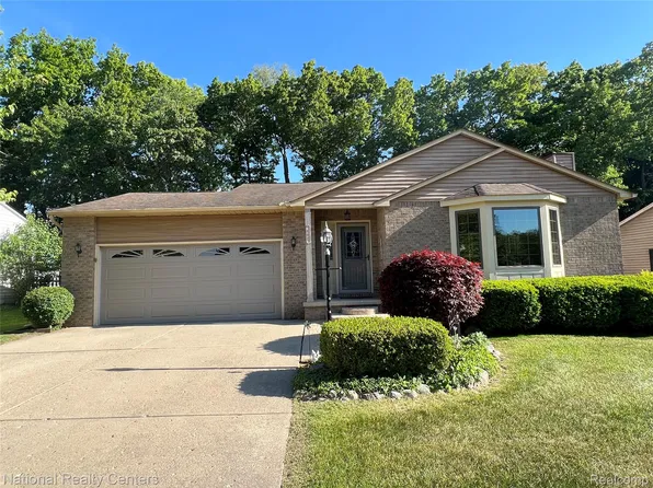 992 Alpine Dr, Brighton, MI 48116