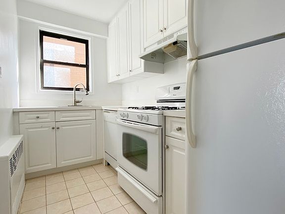 4th image of 200 E 15th St APT 10M