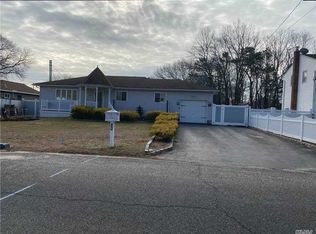 38 Chanel Dr E, Shirley, NY 11967