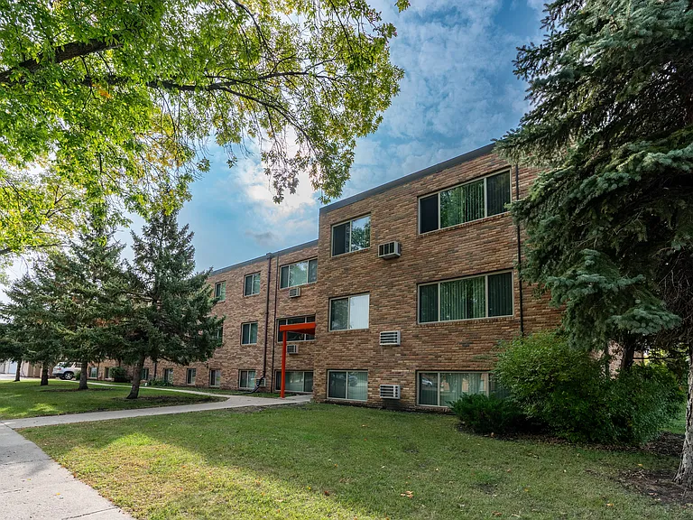 Fargo, ND Woodland Apartments | Exterior