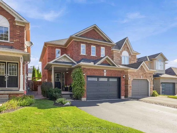28 Castle Green Dr, Whitby, ON L1R 2P9
