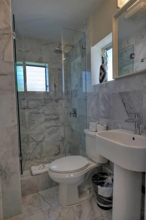 3 bed, 3.0 bath, 1760 sqft, $5,000 — Photo 2