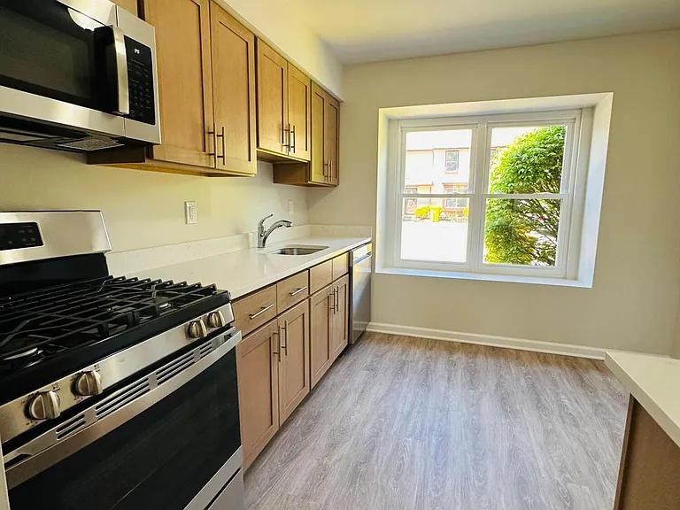 402 Woodlake Manor Dr #1000 — Photo 3