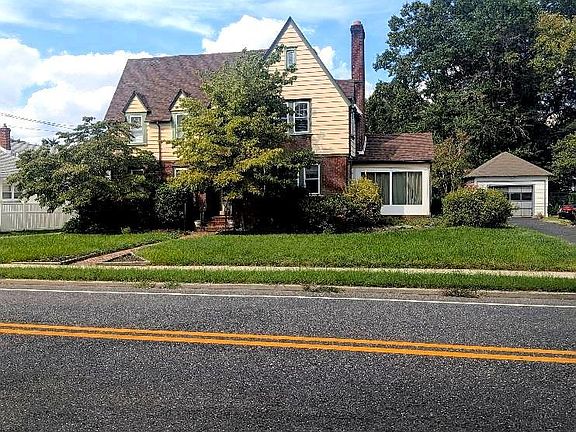 3rd image of 250 Delaware St
