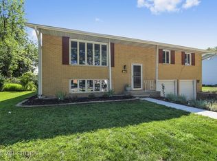 611 N Williams Dr, Palatine, IL 60074