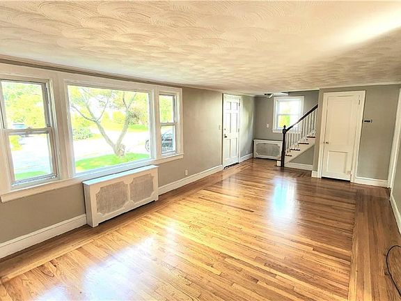 4th image of 12 Dartmouth Ave