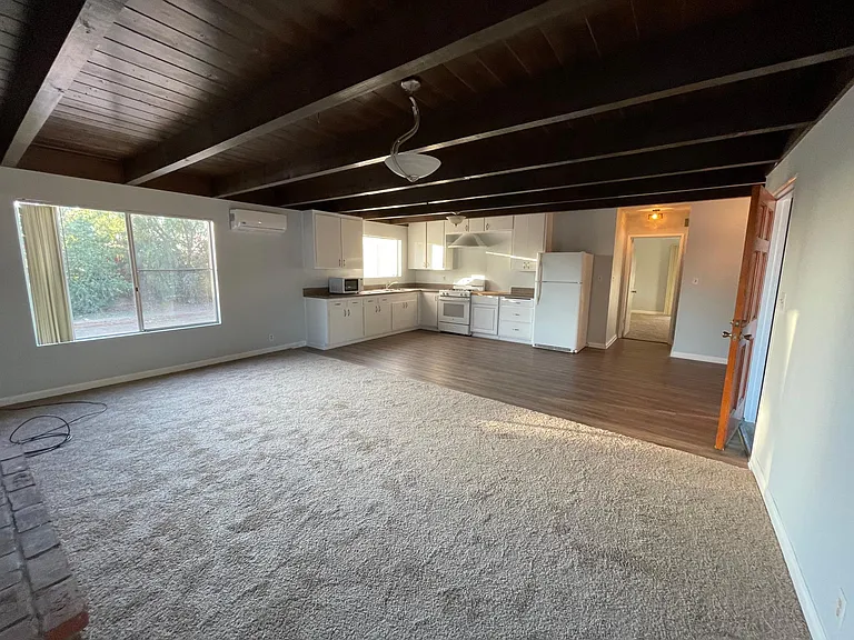 864 Osborne St — Photo 18