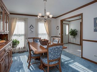 221 Gingerbrook Ln, Bartlett, IL