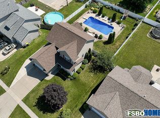 135 N 18th Ave, Hiawatha, IA 52233