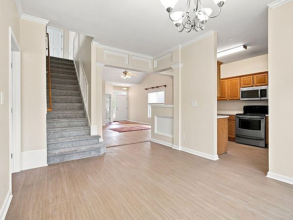 5th image of 8111 Willowglen Dr