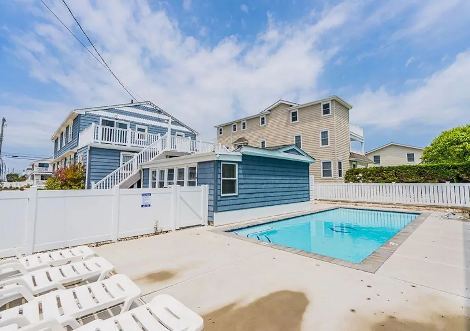 Beach Block - 2 Bed / 1 Bath - Winter Rental Only - Accommodates 4 — Photo 3