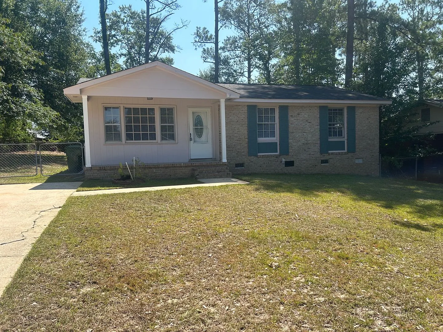 Charming 3-Bedroom Home Conveniently Located In Southeast Columbia! Brand New Countertops And Hva... — Photo 2