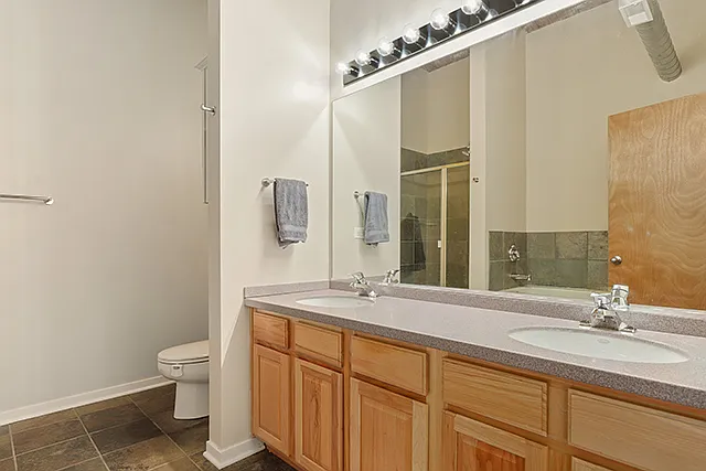 1740 N Maplewood Ave #104 — Photo 16