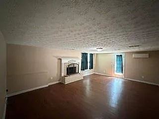 3 bed, 1.0 bath, 3084 sqft, $1,800 — Photo 2