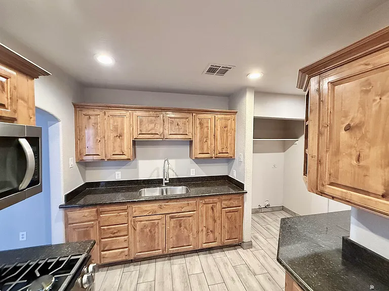 1501 S 6th Ave — Photo 4