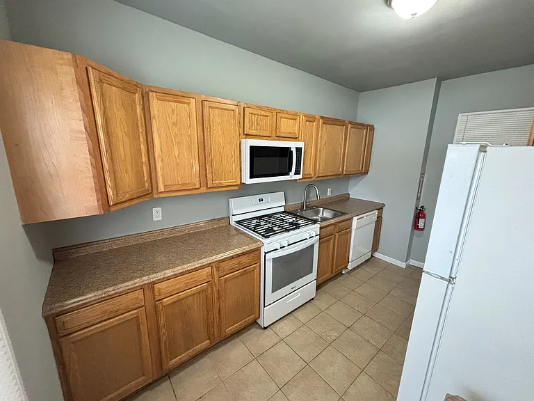 211 Front St #4 — Photo 3