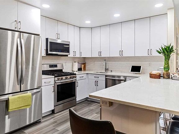 4th image of 10 Ipswich Ave APT 2J