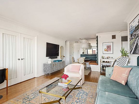 5th image of 201 W 70th St APT 27G