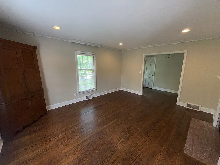 1885 Maryland Ave — Photo 5