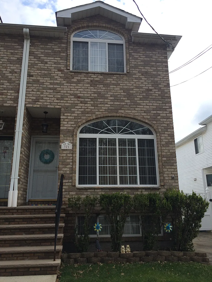 321 Swinnerton St photo 1