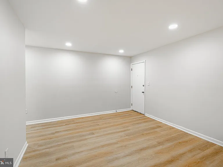 300 N Penn St #W7 — Photo 8