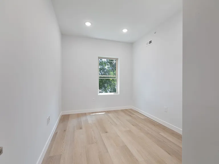 645 Brooklyn St — Photo 7