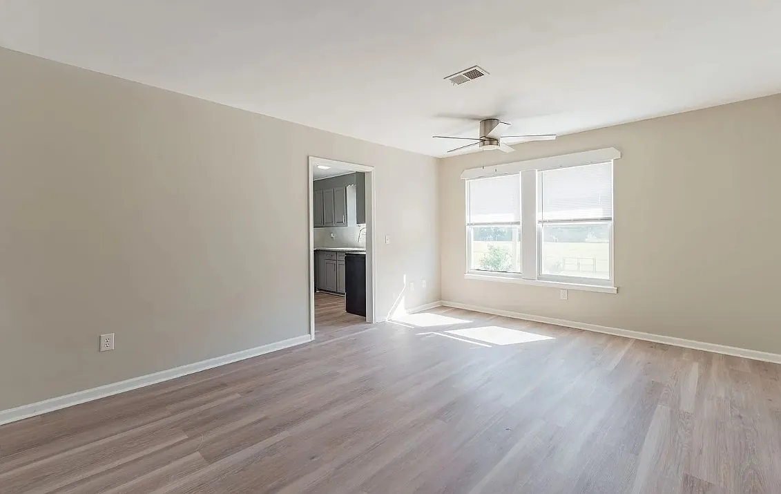 3 bed, 900 sqft, $1,195 — Photo 1